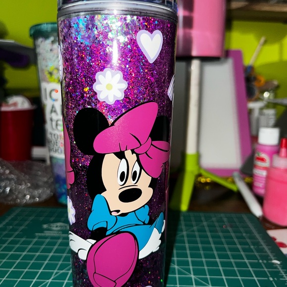 Minnie Mouse 20 oz Snow Globe - Picture 6 of 6